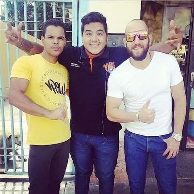 Bailarín Sexy-Show Viviendo una vida Dura llena de Pruebas y Sacrificios Pro esas son las cargas q Nuestro Dios nos da y ps bueno pa lante gente buena Vida