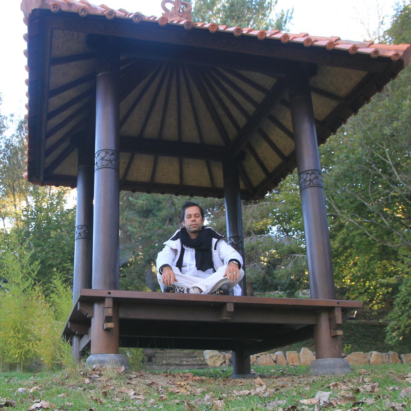 Bhagavanishaya's profile picture. Soy Monje y maestro de Ascensión de los Ishayas del Camino Brillante. Soy cineasta,productor, escritor, actor y humorista