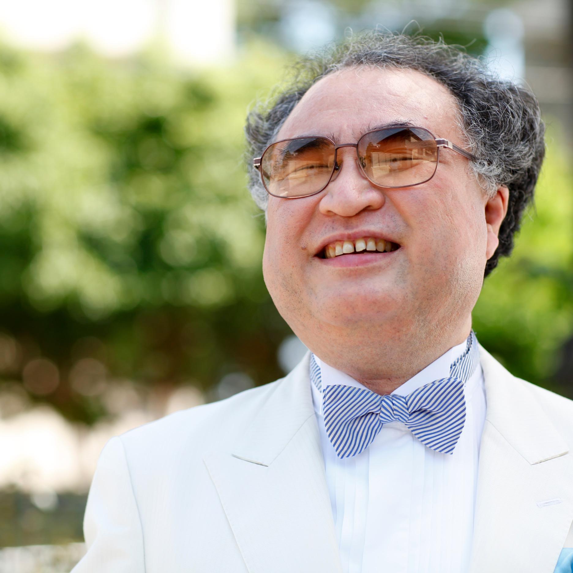落語が好きでちょっと太りぎみ、 おおらかで臆病、 せっかちなようで石の地蔵、 繊細なようで鈍感な男です。 お腹の脂肪は多少の運動不足と ちょっとしたうぬぼれ心がはいっています。 ステージはほんわかとして ぬくもりがあり・・・ （自分で言うか!?） 皆様とのお出会いを楽しみにしています。出演依頼は「時田直也音楽事務所」