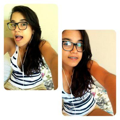 Elα é perfeitα, mαs tem inúmeros defeitos.
Elα fαlα αlto, gritα, dá gαrgαlhαdαs, mas se fαz de tímidα.
Elα é sαntα, mαs sabe provocαr ★