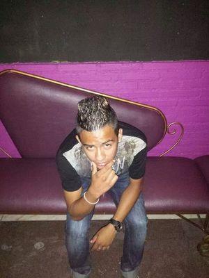 soy romantico,un buen chico,y con las ideas claras :))
