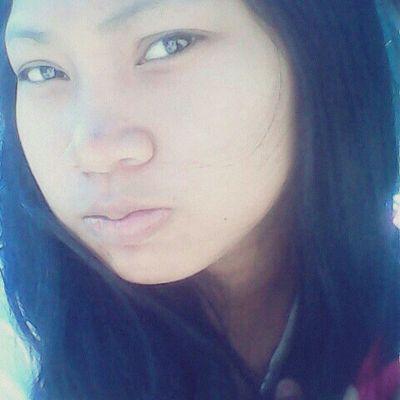 อดีตจนถึงปัจจุบันเป็นนักใฝ่ฝันว่าจะเป็นนักสืบควบคู่กับนักข่าวสายอาชญากรรมและไกด์บรรณารักษ์