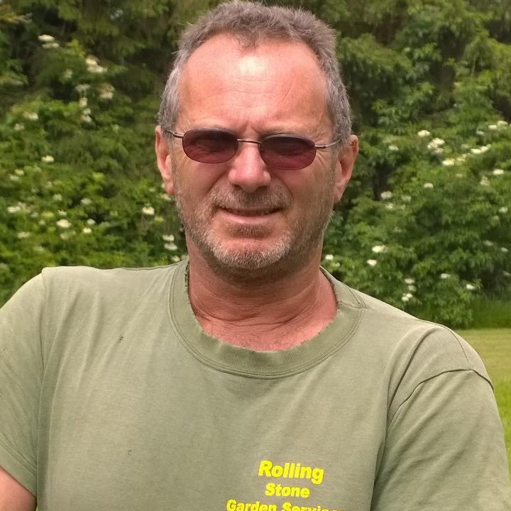 Professional gardener, part-time web designer, father and lover of good wine :o)