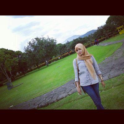 MiiaaAslamia's profile picture. Nggak usah berusaha untuk menjadi segalanya dimata orang-orang. Jadilah sesuatu untuk seseorang itu cukup.