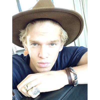 @codysimpson followed me day 22/12/11.. Por que você é o motivo de eu nunca ter parado de sonhar [...] meu amor, Cody Simpson