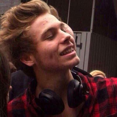go and follow @calumft182 bc she gave u a free follow!!! love u