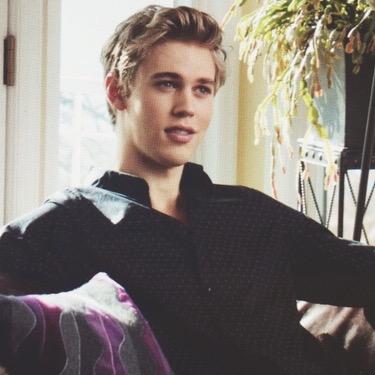 Youngest hit man for the ministry of magic. But im sure you've heard my name. Slytherin alumni. | mulit rp | +18 | #ProfessionsRPG