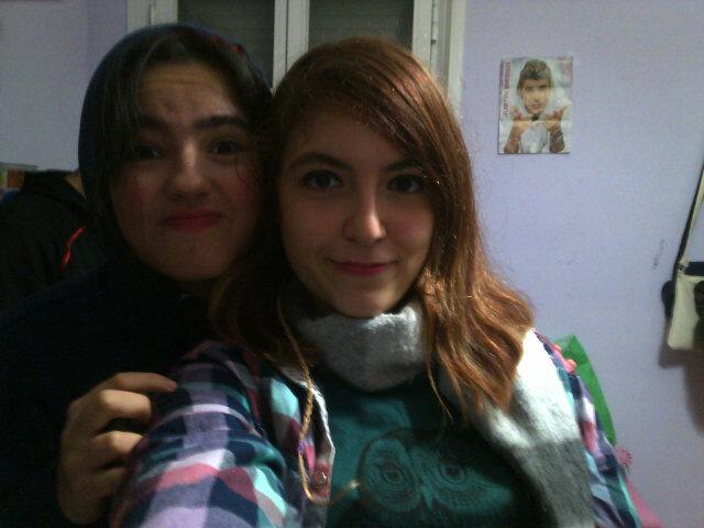 Enana que no llega ni al metro sesenta, cabezota la mayoría de veces, muy tímida y que adora cantar.♥ *PMCH*