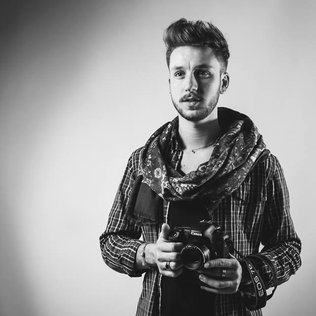Michele Mancano (1 Giugno 1986) scopre la fotografia quasi per gioco, ma la voglia di ritrarre, immortalare, diventerà il suo leit motive.