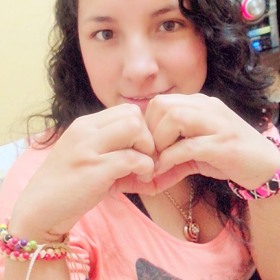 No se olvida a quien todavia se ama// Quiero quedarme a tu lado aunque no me haga falta// Todo en algun momento deja de doler o de importar