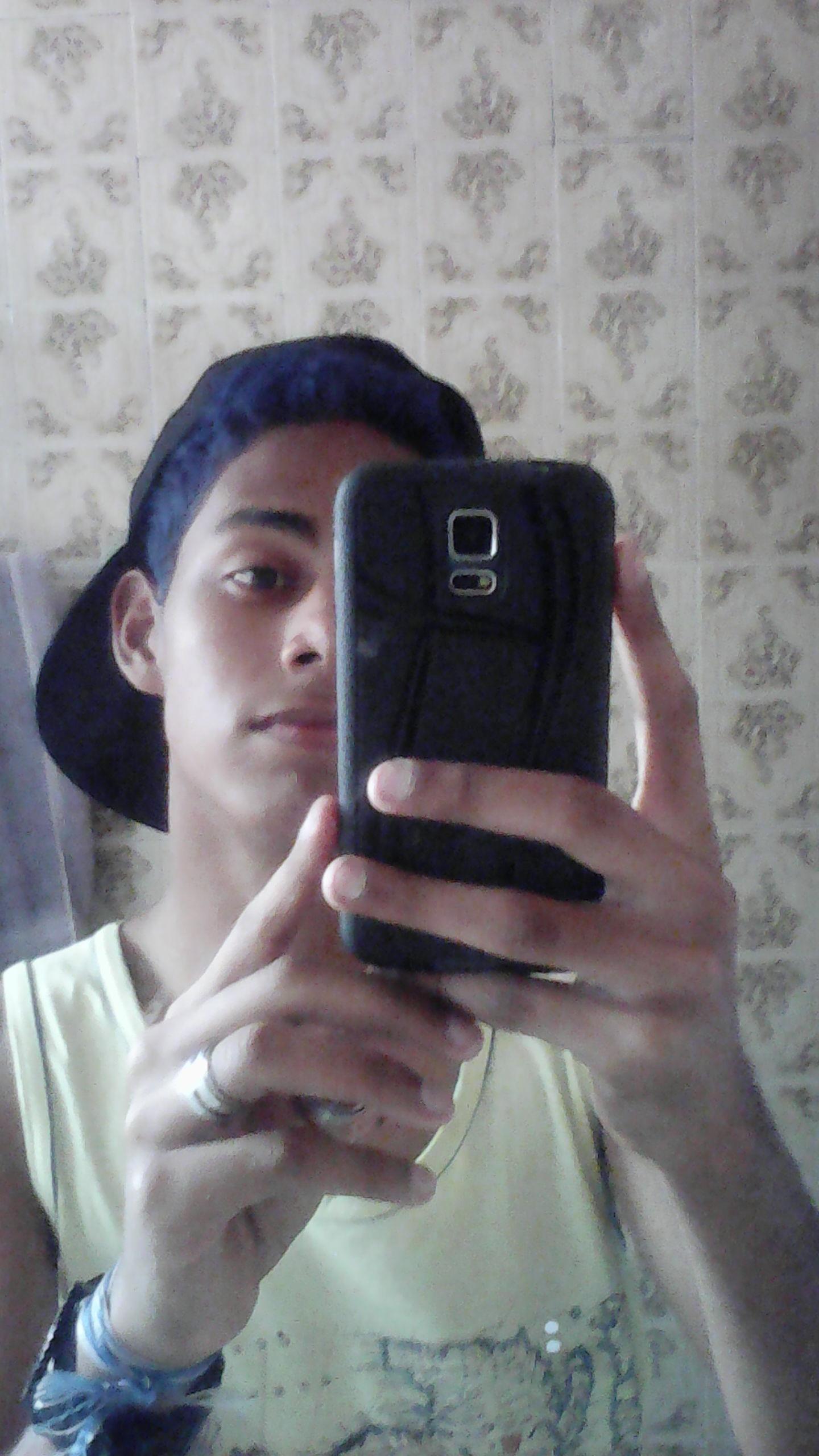 sou simpatico, moreno,bonito, tenho uma personalidade q niguem entende, mas todos gosta se vc for gentil comigo ligico q serei amavel contigo. :*