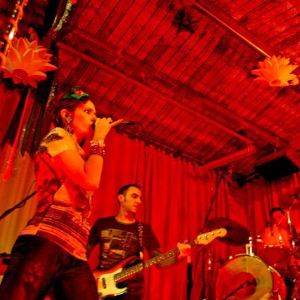 lefollemusic's profile picture. En LE FOLLE La locura viene del francés y el folle del castellano. Le dicen Rock Pop. Nosotros le decimos LE FOLLE porque es universal y nos gusta a todos.