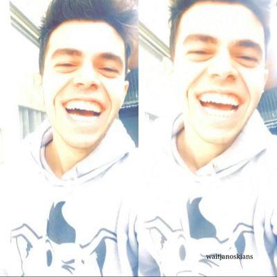 follow @waitjanoskians because i just gave you a free follow, tweet her for her to follow back. xoxoxo
