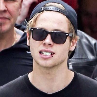 free follow from @blackerybetch | ask her for a followback | 5sos and metallica |
