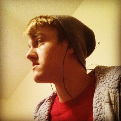 lilhurly's profile picture. got my head in the clouds ✈☁❤