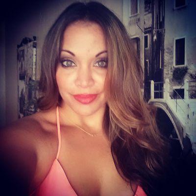 fun, outgoing ,movie publicist and swimmer, who enjoys laughing and spending time with family/friends, all sports and my Kansas Jayhawks.