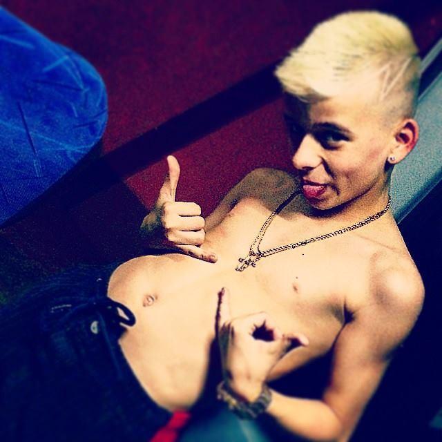 te amo pedrinho                                           não e um baixinho loirinho que usa aparelho perfeito ele *-* \õ/                       Pedrinatica *-*