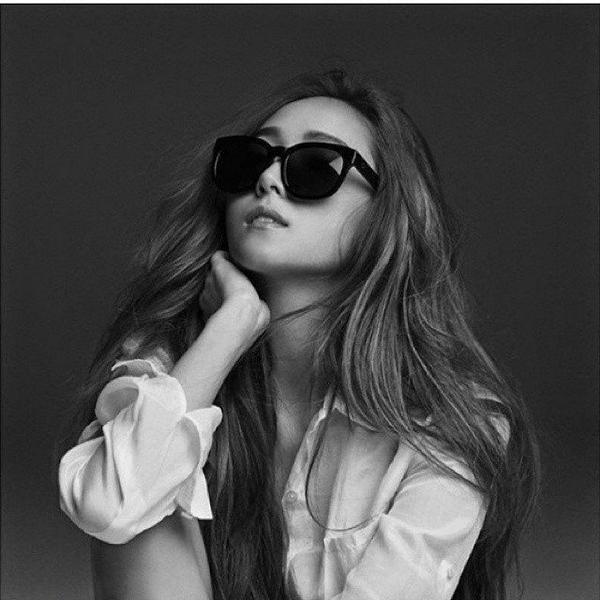 여배우, SM 엔터테인먼트의 가수, CEO,디자이너, 자신의 내브랜드 블랑 과 ECLARE 에 대한 모델. 제시카 입니다!