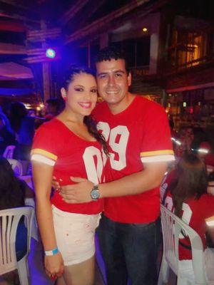 feliz al lado de mi futura esposa hermosa.!!