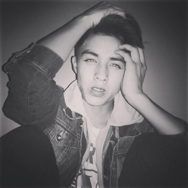 si tu me sigues, te prometo, que sere unos mas de tus seguidores   1D  *.* JB    *.*