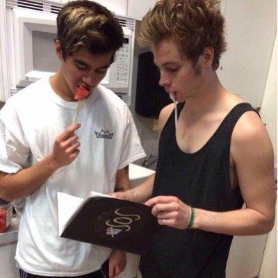 CAN YOU FOLLOW @R0BBERSHEALY AND @FL0RMARTINEZ ??? PLS ILY BABE THANKS :):):):::):)))):))):)):)