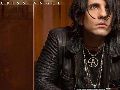 I love criss angel and i follow anyone that follow me also bisexual and single and im 21