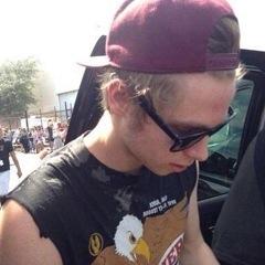 follow @fvckboyhemmo for a good time ok