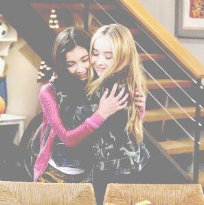 ·El mundo de riley·¡Somos fans de rowan y sabri!  -Quisiera un mundo de solo tu y yo! -Entonces lo es.. *I feel all right i'm gonna take on the world*