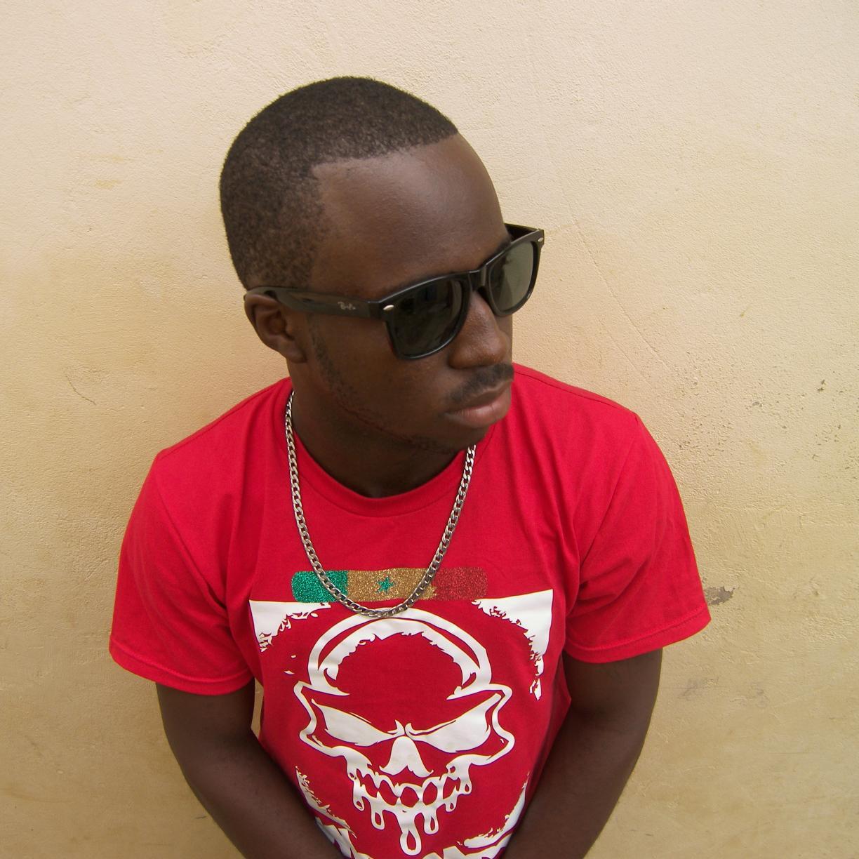 je suis artiste rappeur et compositeur que j'ai commencé a l'age de 13ans. inspirer par mon grand frere vitaux ,il m'a tous apris et il est mon référence