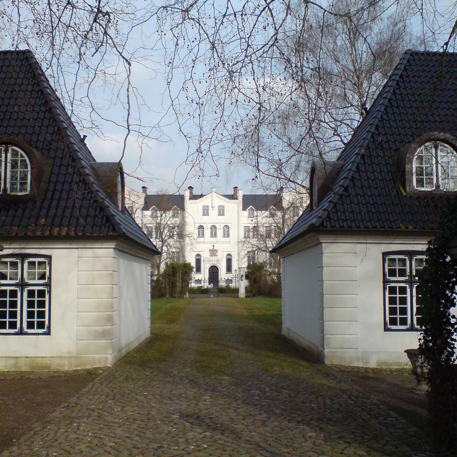 männlich Immobilien- und Versicherungskaufmann, Leiter der TGA Gruppe, Projektentwickler für Grundstücke und Immobilien, Profi im Bereich Hotels und Gastronomie