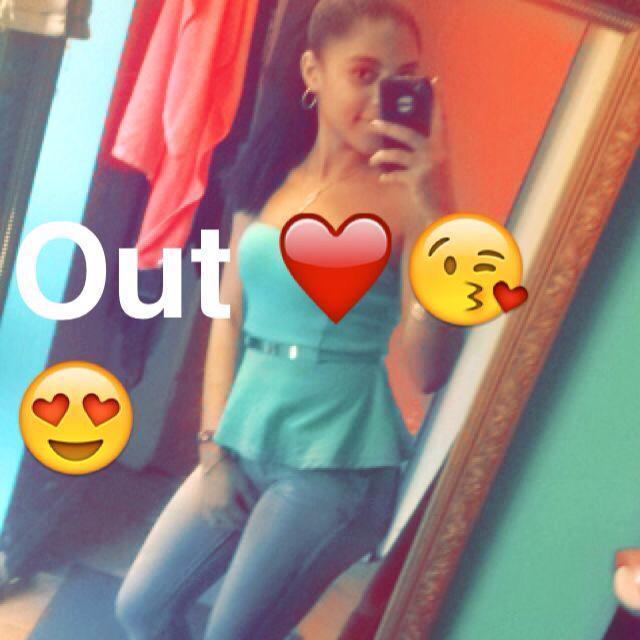 love to dance,i love  romeo santos, el mayor, and one direction , i live in boston, soy familia de lo villar me prima es dariana villar, soy de rd