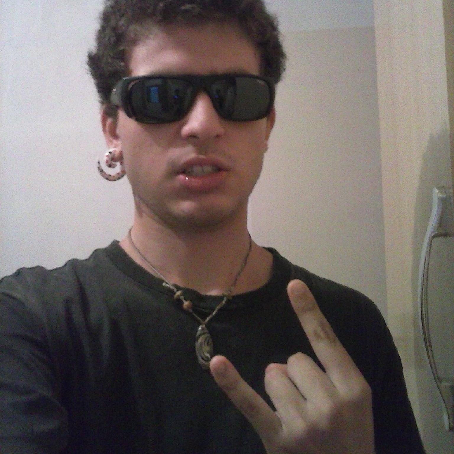 O amanhã talvez possa vir e trazer o que o ontem veio e não trouxe.Espero pelo que é meu, assim como espero andando e pensando no que virá á ser! - CarllosDiniz