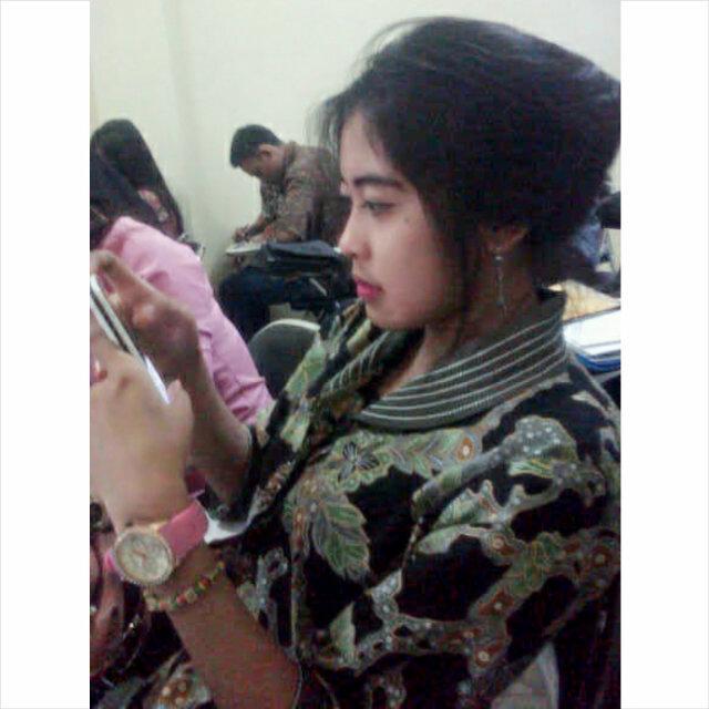 Hargai diri sendiri dulu, jika kamu ingin di hargai org lain :)