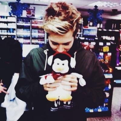 Just some girl fangirling over 5sos|| 5sos fan by day and 1d account by night||