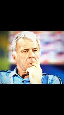 قالوا تكبر وتهون وقالوا تتزوج وتهون و قالوا تجيب بزر وتهون وقالوا وقالوا ومازال قلبي في حب الهلال مفتون ☹️❤️