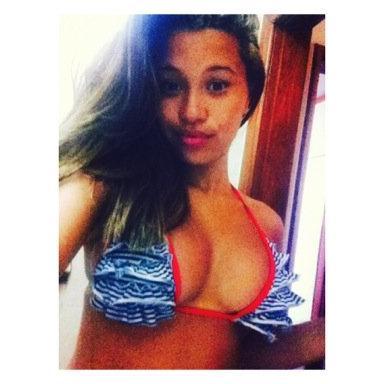Não sou de demonstrar sentimentos, porém sou cheia deles. Sofro em silêncio, amo com o olhar e falo por sorrisos.