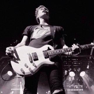 Real Luke Hemmings : @fxllingcxke please follow my main: RT tweet in bio for a follow back!