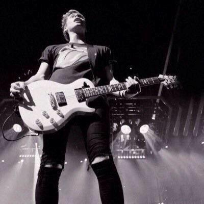 FOLLOW @LivTomlinsonx
