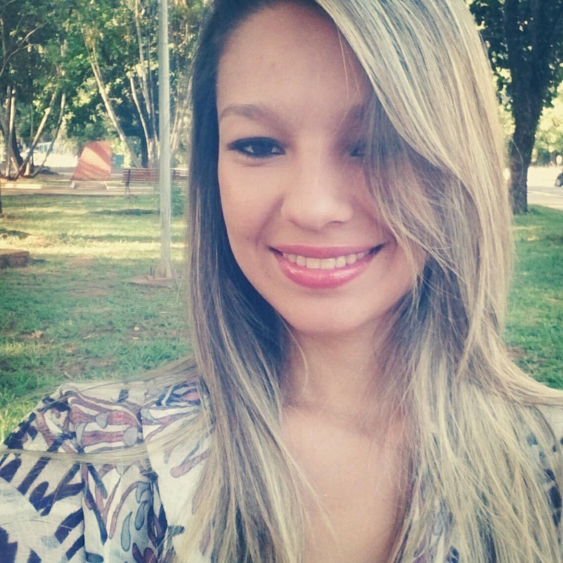 Renda-se, como eu me rendi. Mergulhe no que você não conhece como eu mergulhei. Não se preocupe em entender, viver ultrapassa qualquer entendimento-C.Lispector