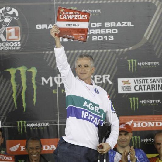 Piloto profissional de motocross por 25 anos, atualmente ligado ao esporte como treinador e professor de cursos técnico e de direção defensiva de motocicletas.