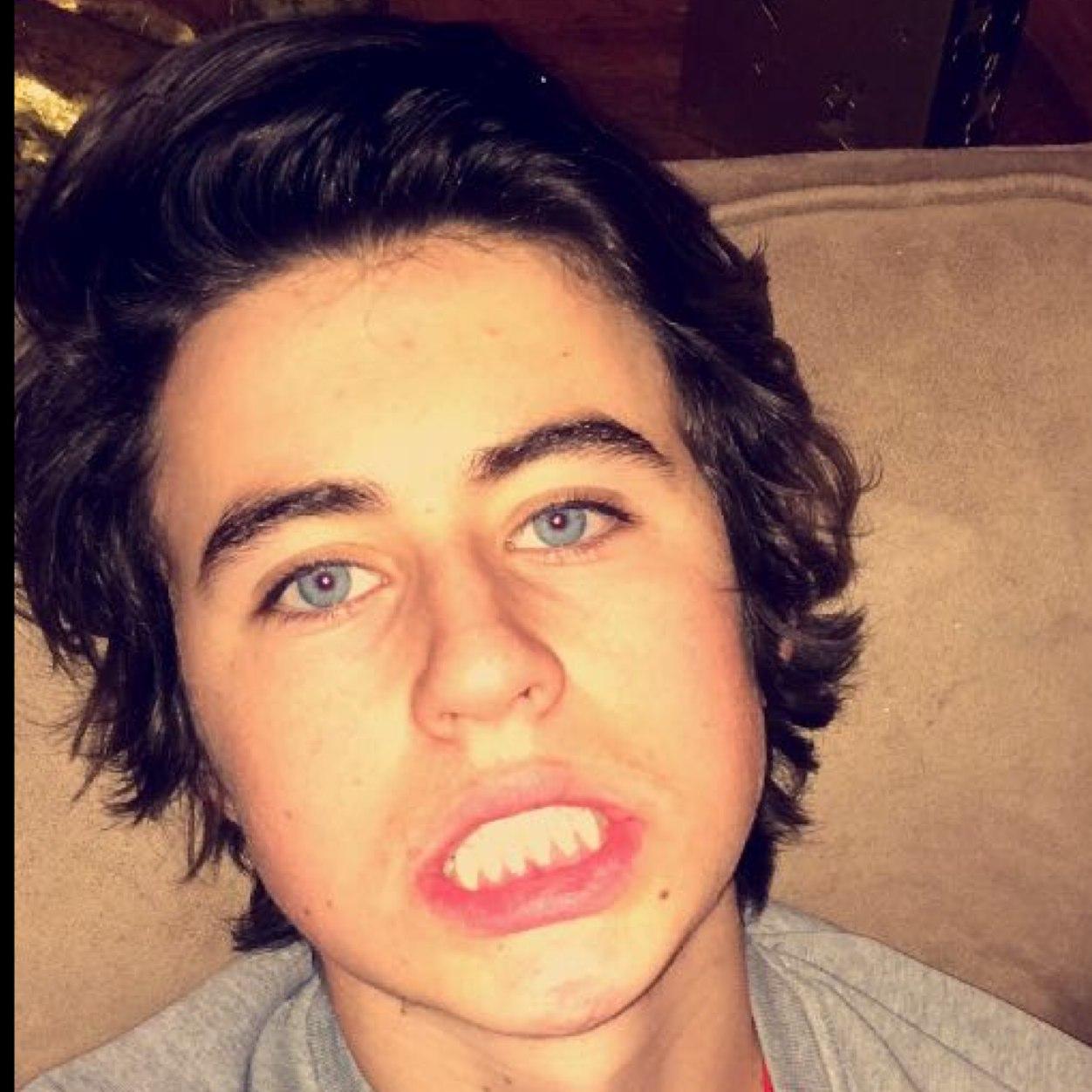 FOLLOW @flawless4nash PLEASE 
THANK YOU