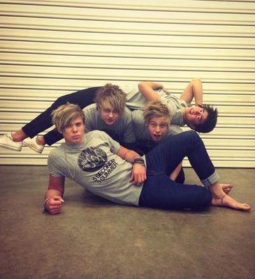 #BestNewArtist 5SOS #HollywoodMusicAwards 5SOS #HollywoodMusicAwards 1D