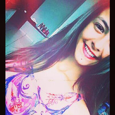 Quem quiser vencer na vida deve fazer como os seus sábios: mesmo com a alma partida, ter um sorriso nos lábios.