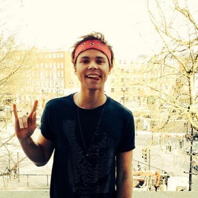 Idiotically obsessing over bands and underapreciated drummers, ashton irwins better than you✌️ used to be @kissonmeliam link for follow--
