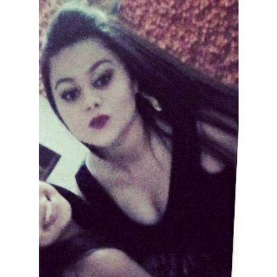 Mas ela ainda está de pé, na tempestade ou na maré, enfrenta a vida como vier