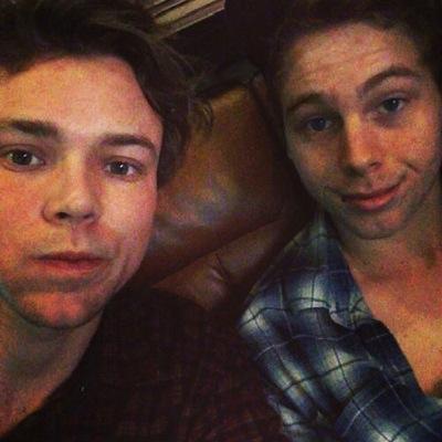 sai che il cuore vorrebbe uscirmi dal petto per unirsi al tuo? -ashton // sei la mia fottuta vita, hemmings. -irwin