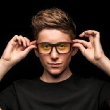 My name is Kiley. Trevor is Life❤️ 2/6 of O2L follows. I have no life, so I watch YouTube instead. Niki is Bae ❤️