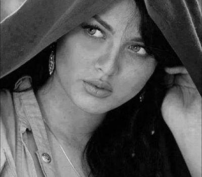 ‏‏‏‏‏‏‏‏فتاة ؛ خليط من ماء السماء ممزوج بتراب الأرض ،، قبسٌ من نور الملائكة معجونٌ بشرر من نار الشياطين  : فإحذر !!