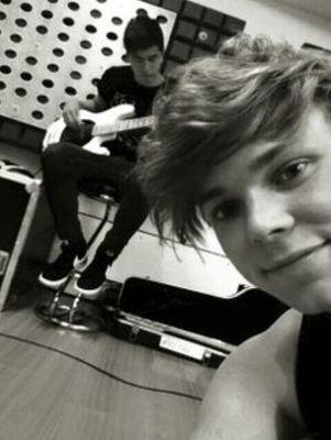 I'm just a normal girl who LOVES a band named 5 Seconds Of Summer! Trying to get a Calum follow! [0/4]