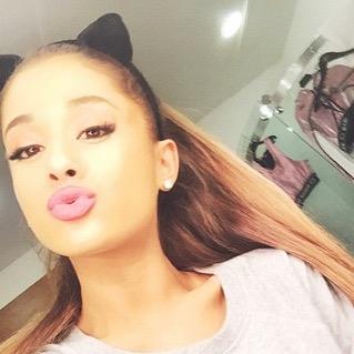 ArianaSlaysCunt's profile picture. im gay okay
